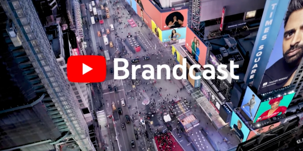 Imagen de la Quinta Avenida en Nueva York con el logo de YouTube Brandcast en el centro