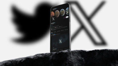 Mockup de un celular con el feed de Elon Musk con los logos de Twitter y X desenfocados
