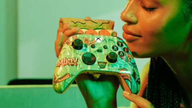 Mujer oliendo el control de Xbox